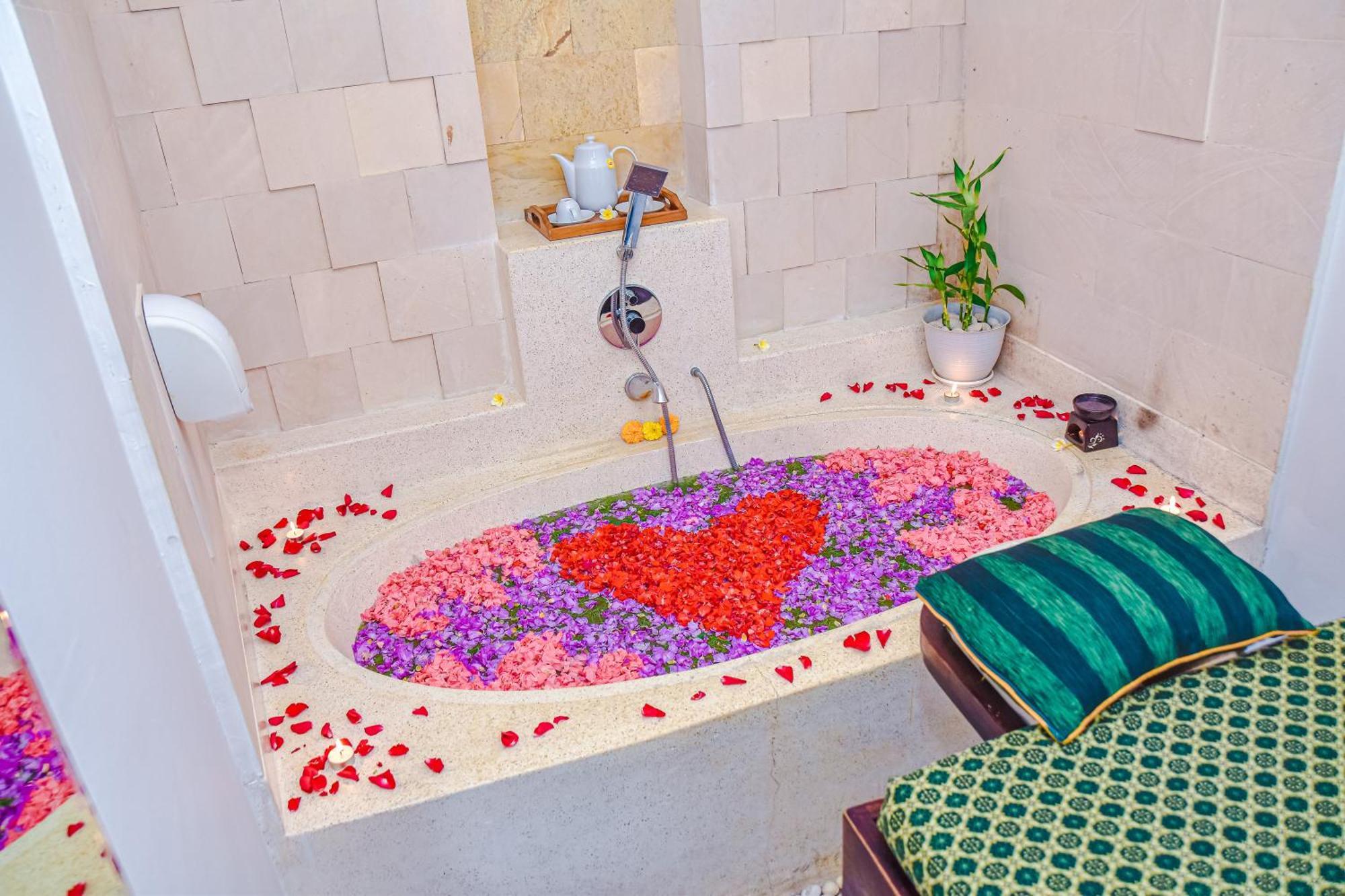 The Lokha Legian Resort & Spa Bagian luar foto