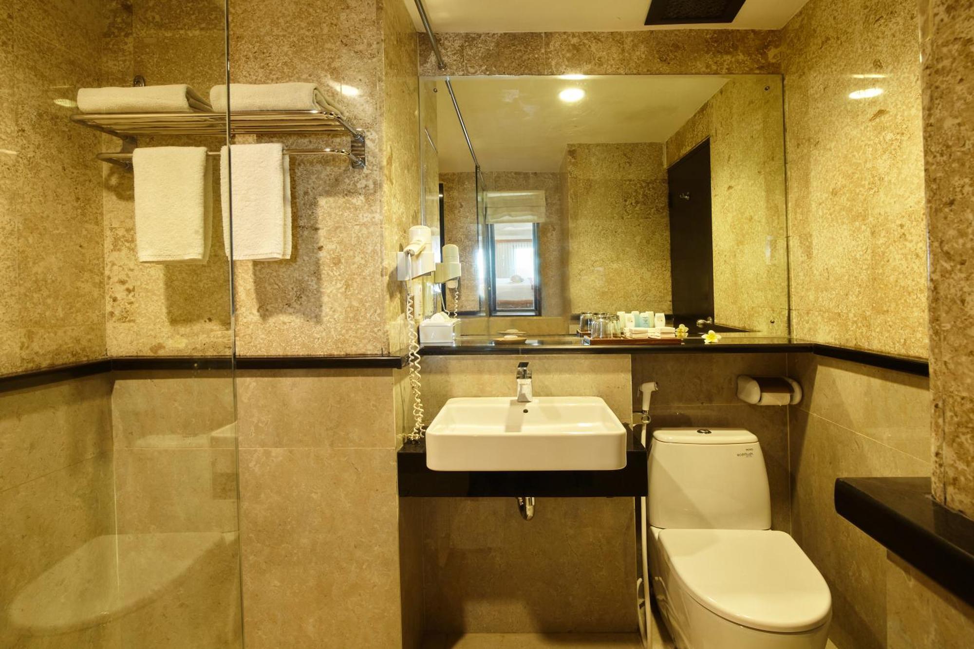 The Lokha Legian Resort & Spa Bagian luar foto