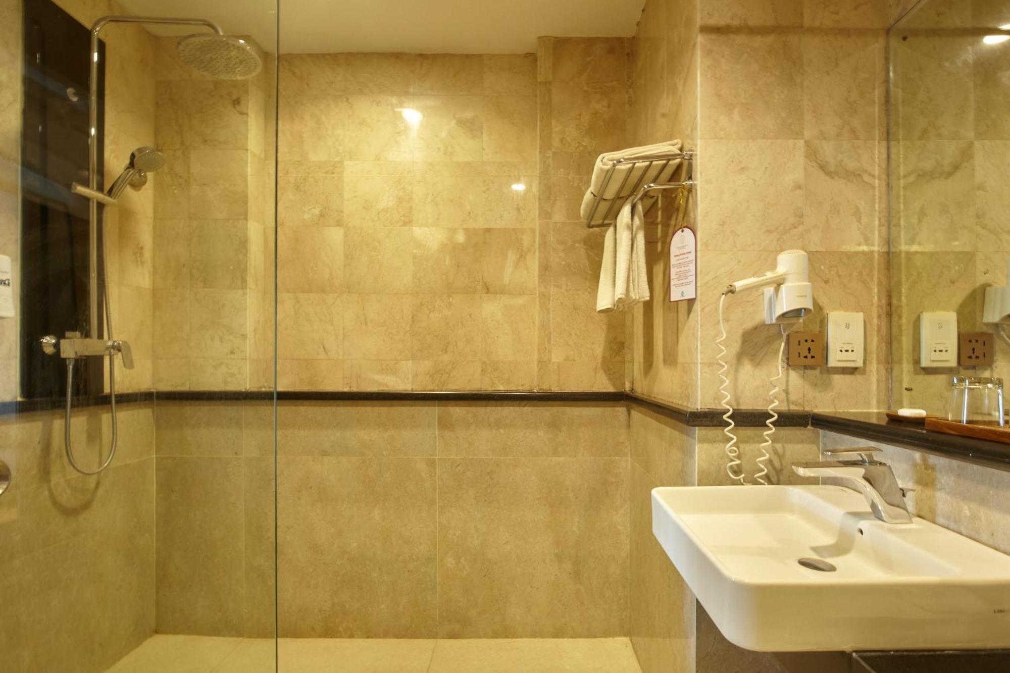 The Lokha Legian Resort & Spa Bagian luar foto